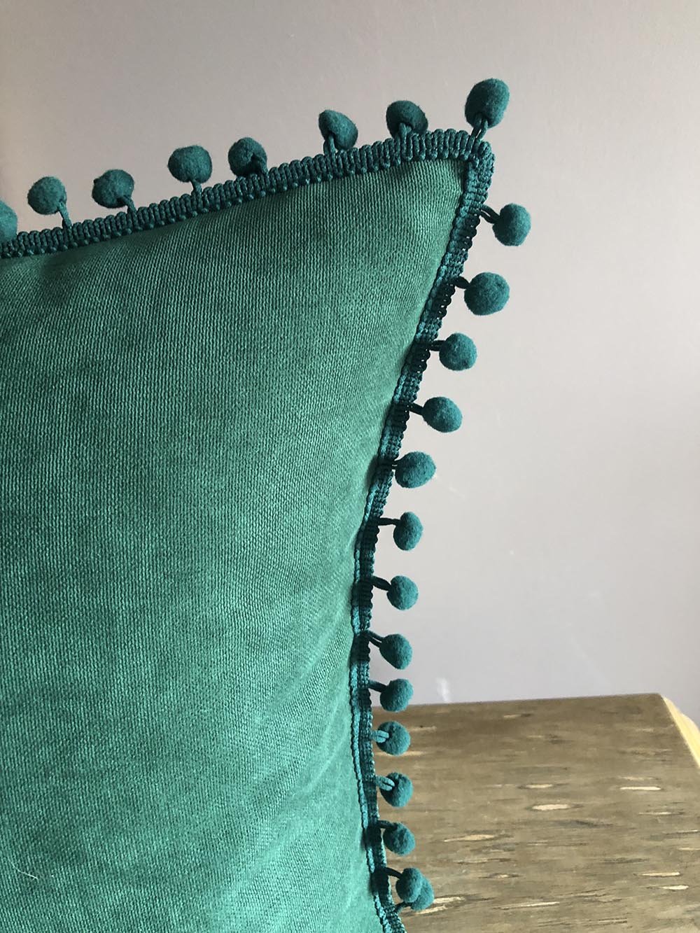 Zümrüt Yeşili Ponponlu Yastık Kılıfı