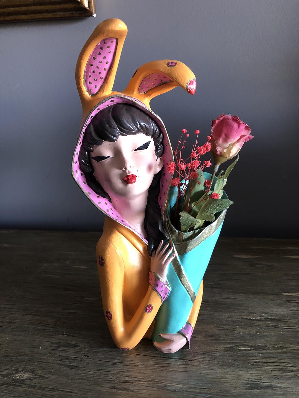 Kulaklı Çiçekli Kız