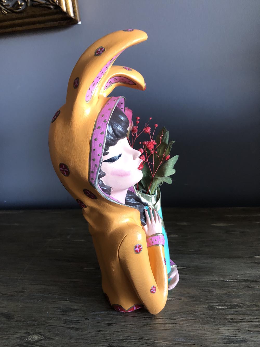 Kulaklı Çiçekli Kız