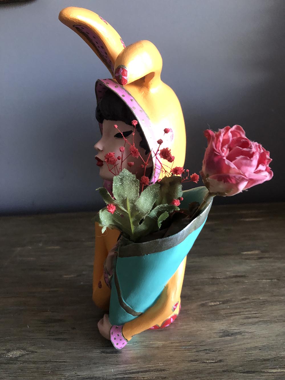 Kulaklı Çiçekli Kız