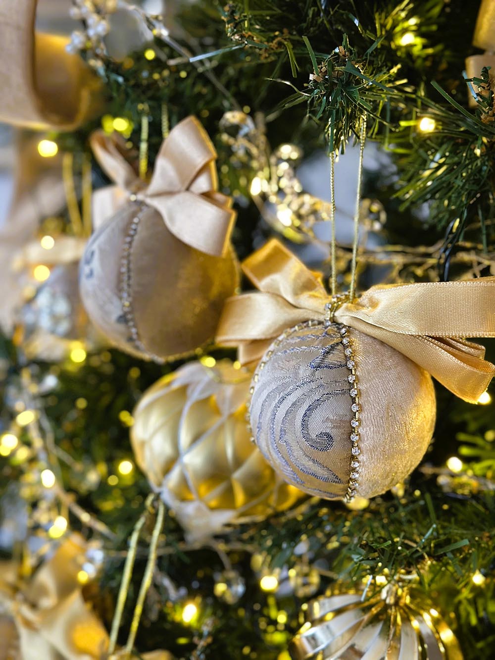 Krem Desenli Çam Ağacı Süsü - 8 Cm Yılbaşı Çam Ağacı Topu