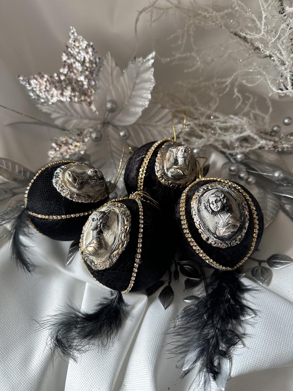 Siyah Kadın Figürlü Yılbaşı Çam Ağacı Topu