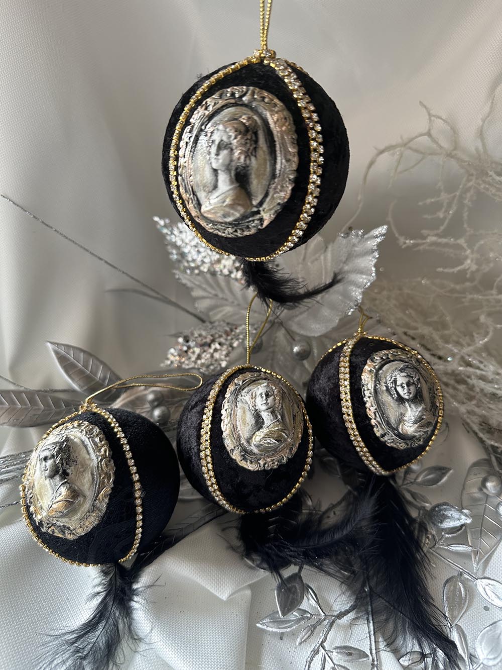 Siyah Kadın Figürlü Yılbaşı Çam Ağacı Topu