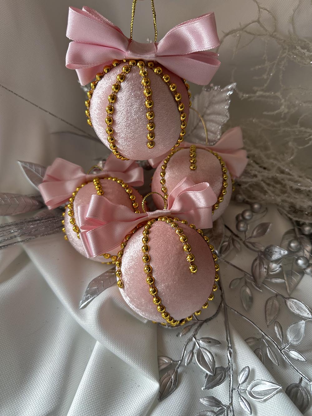 Pembe Fiyonklu Yılbaşı Çam Ağacı Topu