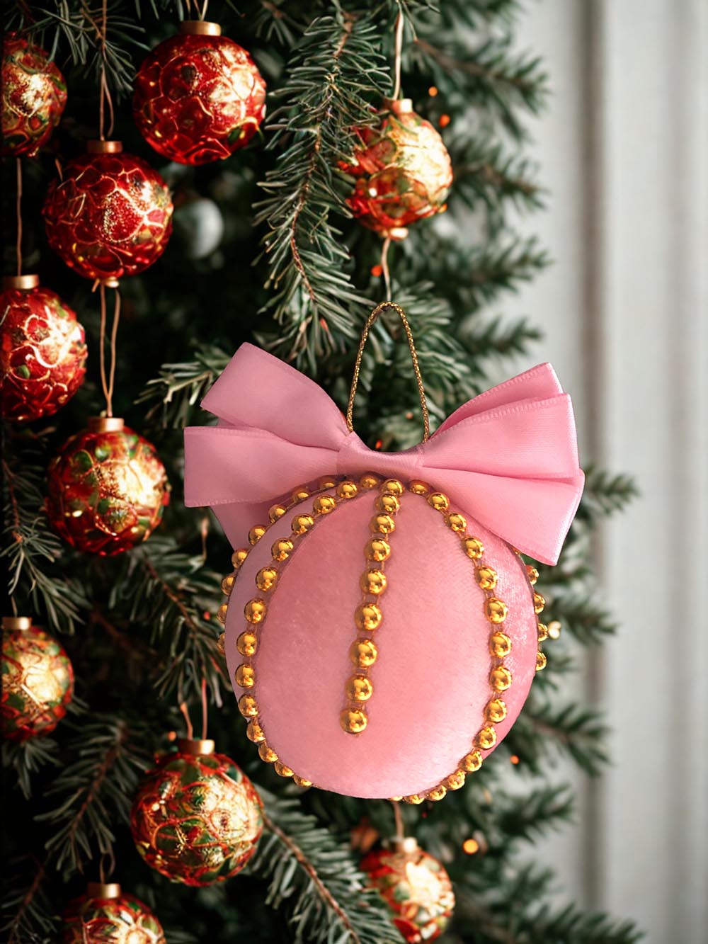 Pembe Fiyonklu Yılbaşı Çam Ağacı Süsü - 8 Cm Çam Ağacı Topu