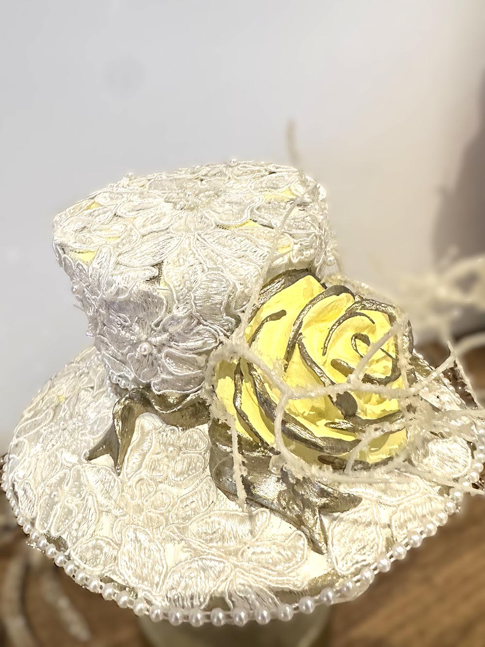 Beyaz Zarif Şapka -Dekoratif, Ev Aksesuarı