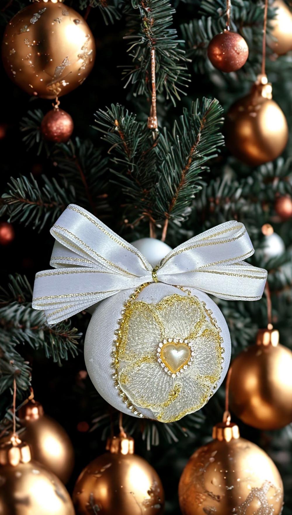 Beyaz Fiyonklu Çam Ağacı Süsü - 8 Cm Yılbaşı Çam Ağacı Topu