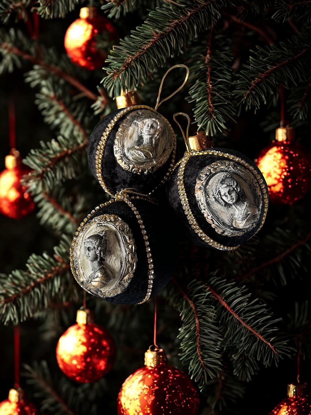 Siyah Yılbaşı Çam Ağacı Süsü - 8 Cm Kadın Figürlü Yılbaşı Çam Ağacı Topu