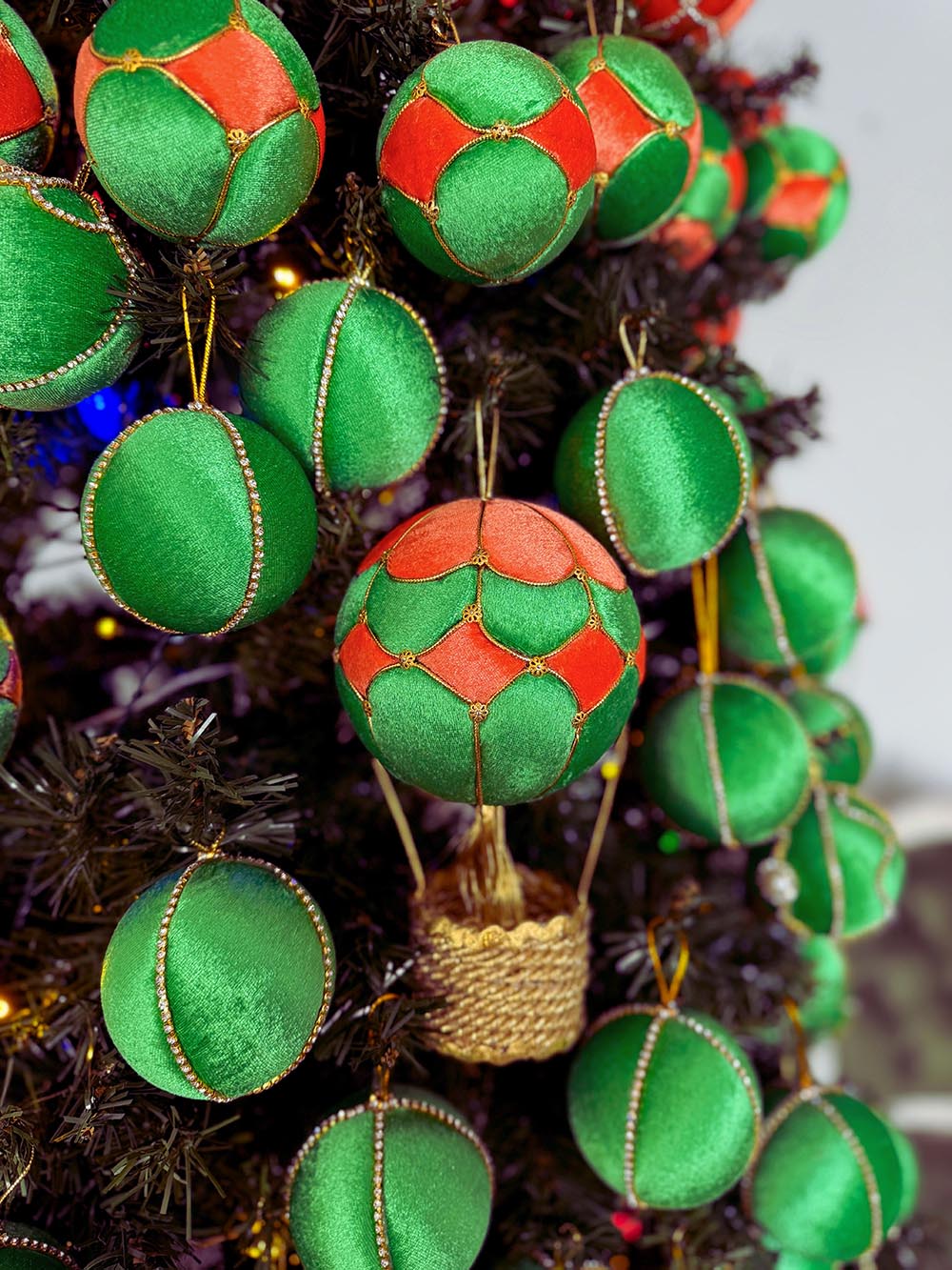 Yılbaşı Çam Ağacı Süsü - Uçan Balon Yılbaşı Çam Ağacı Topu 18 Cm